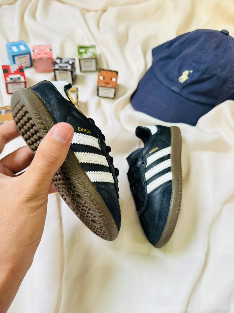 Adidas Samba kids sneaker angled view