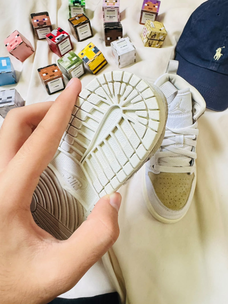 Air Jordan 1 Mid kids sneaker outsole