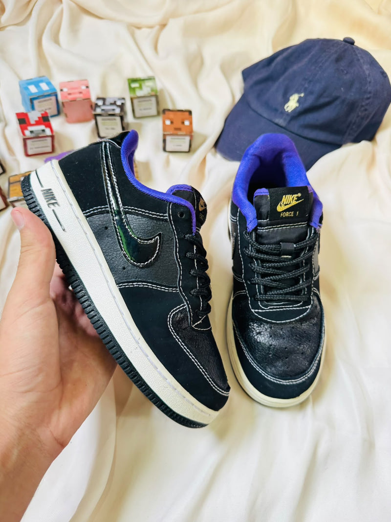 Nike Force 1 kids sneakers black purple angled view