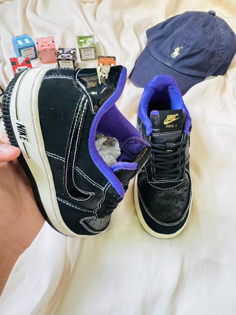 Nike Force 1 kids sneakers black purple heel view