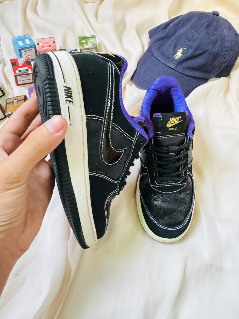 Nike Force 1 kids sneakers black purple side view