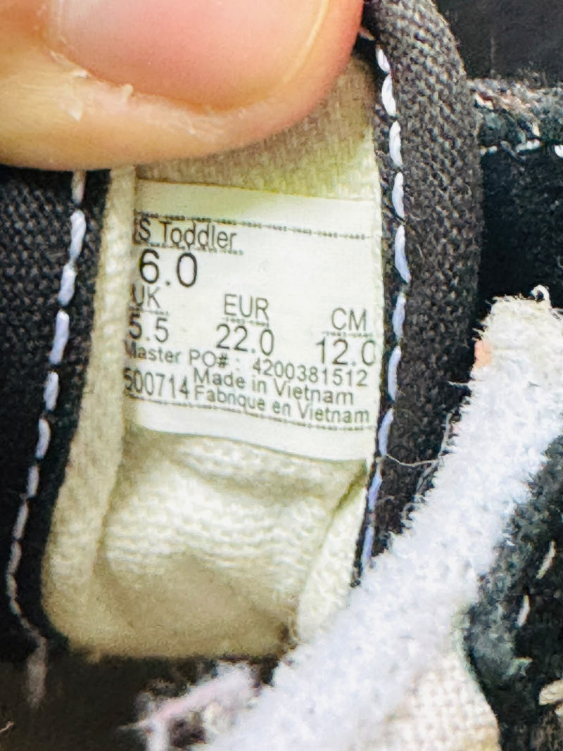 Vans kids sneaker size label showing 22 FR